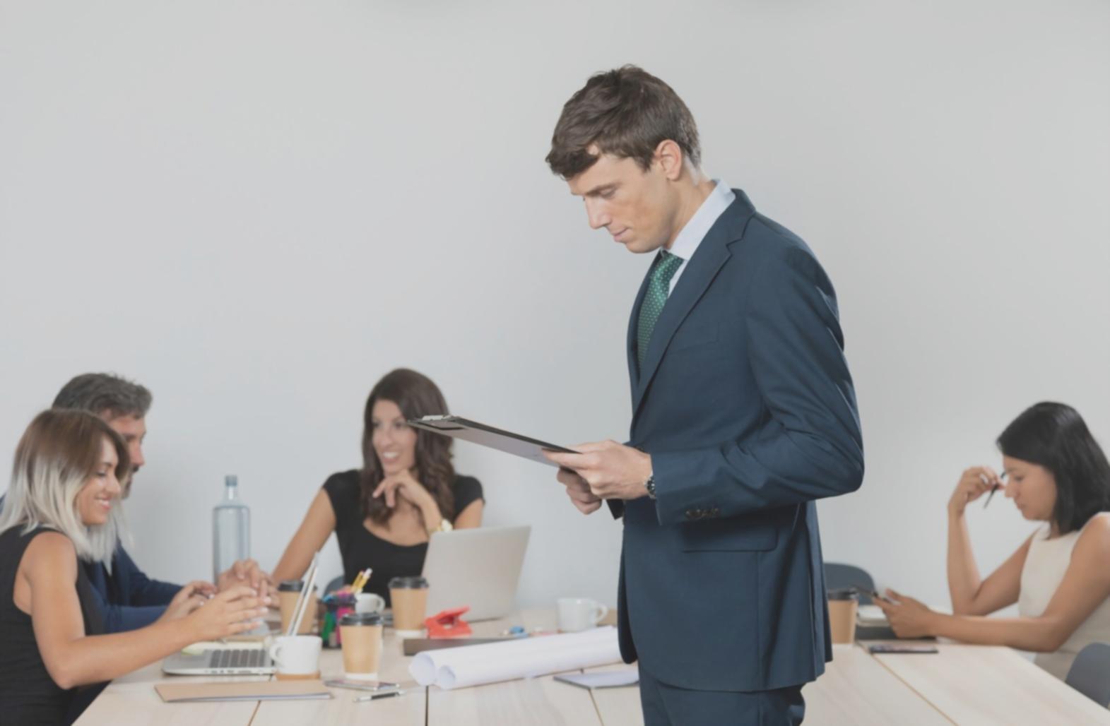 Professionnels travaillant sur des documents financiers